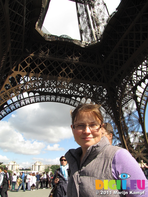 SX18331 Jenni underneath Eiffel tower